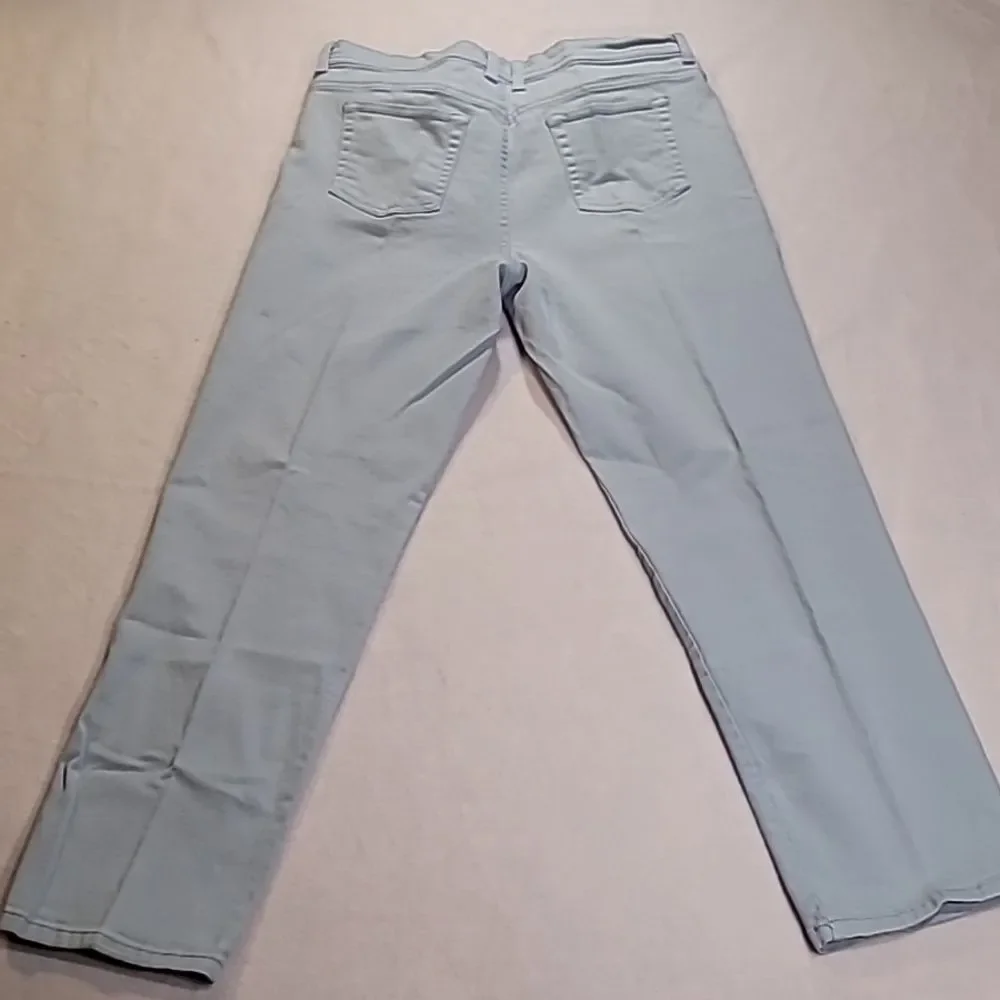 0810. 💜Nearly NEW ~ Lavendar 💜 ~ Gloria Vanderbilt Jeans ~ 16